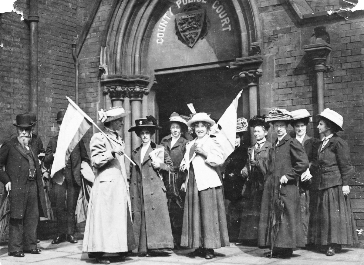 Suffragettes demonstrating outside the Police Court. Source: Creative Commons