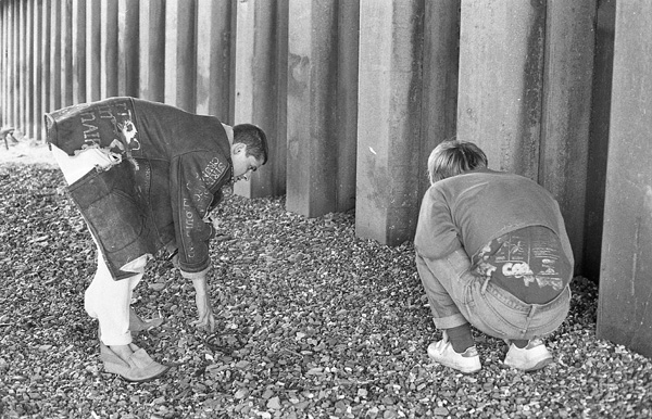 Mudlarking, Judy Blame and John Moore mudlarking under Blackfriars Bridge in 1983, courtesy Nicola Tyson.