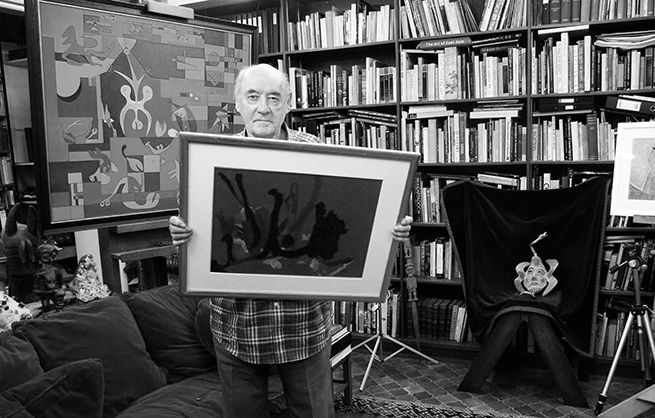Desmond Morris holding one of the few remaining Congo paintings in his studio in Oxford, UK. Image by Melanie Coles.