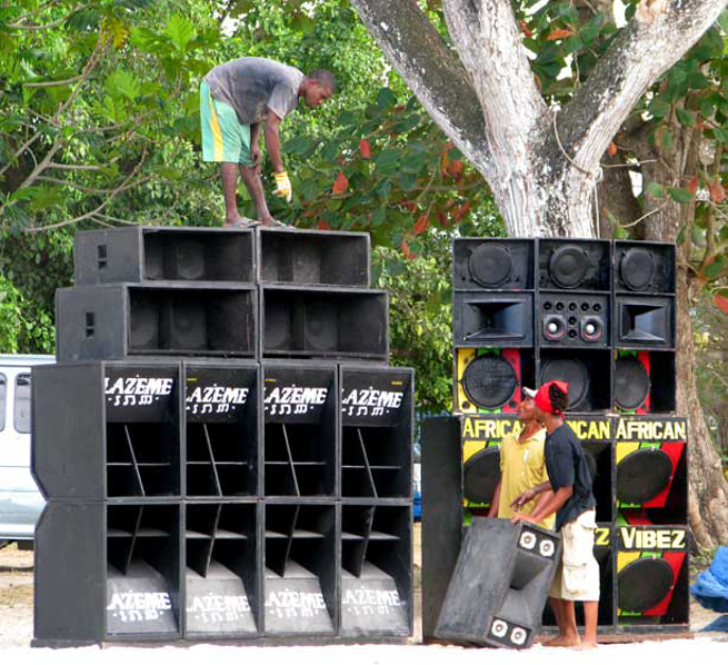 'Preparing for Sound System Performance' by Dubdem e Fabdub is licensed under CC BY 2.0.