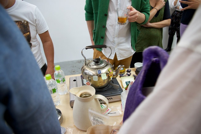 Koki Tanaka, Precarious tasks #0 communal tea drinking, 2012