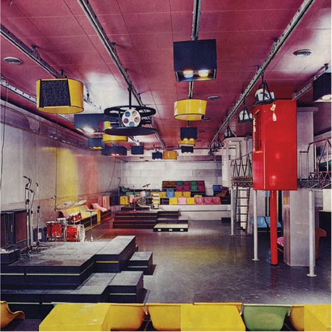 The stage and audio-visual system inside Piper, Turin, designed by Pietro Derossi, Giorgio Ceretti and Riccardo Rosso, 1966. © Pietro Derossi